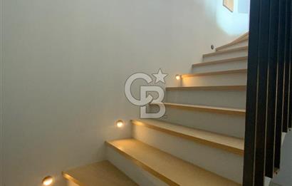 ORTAKENT’TE SATILIK DENİZ VE ŞEHİR MANZARALI TRİPLEKS VİLLA