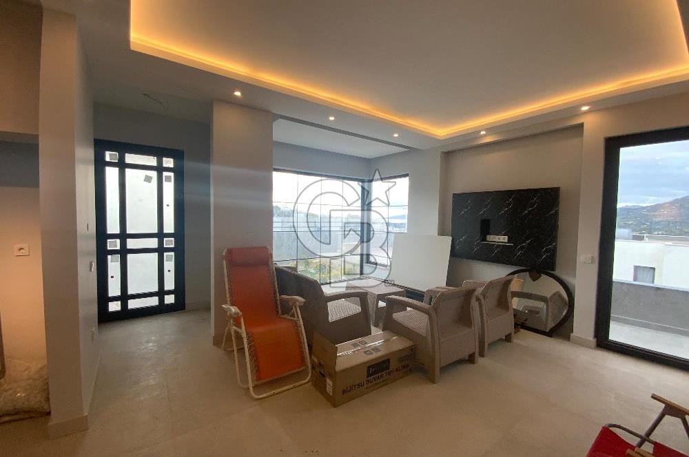 ORTAKENT’TE SATILIK DENİZ VE ŞEHİR MANZARALI TRİPLEKS VİLLA