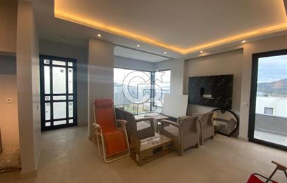 ORTAKENT’TE SATILIK DENİZ VE ŞEHİR MANZARALI TRİPLEKS VİLLA