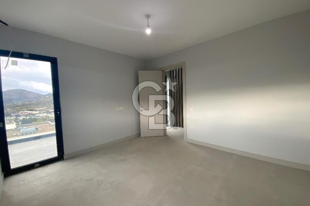 ORTAKENT’TE SATILIK DENİZ VE ŞEHİR MANZARALI TRİPLEKS VİLLA