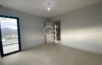 ORTAKENT’TE SATILIK DENİZ VE ŞEHİR MANZARALI TRİPLEKS VİLLA