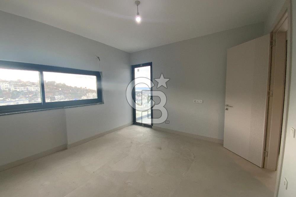 ORTAKENT’TE SATILIK DENİZ VE ŞEHİR MANZARALI TRİPLEKS VİLLA