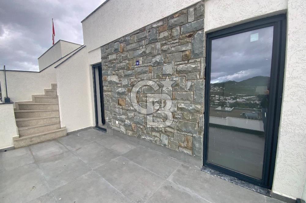 ORTAKENT’TE SATILIK DENİZ VE ŞEHİR MANZARALI TRİPLEKS VİLLA