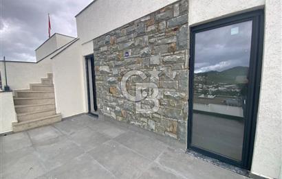 ORTAKENT’TE SATILIK DENİZ VE ŞEHİR MANZARALI TRİPLEKS VİLLA