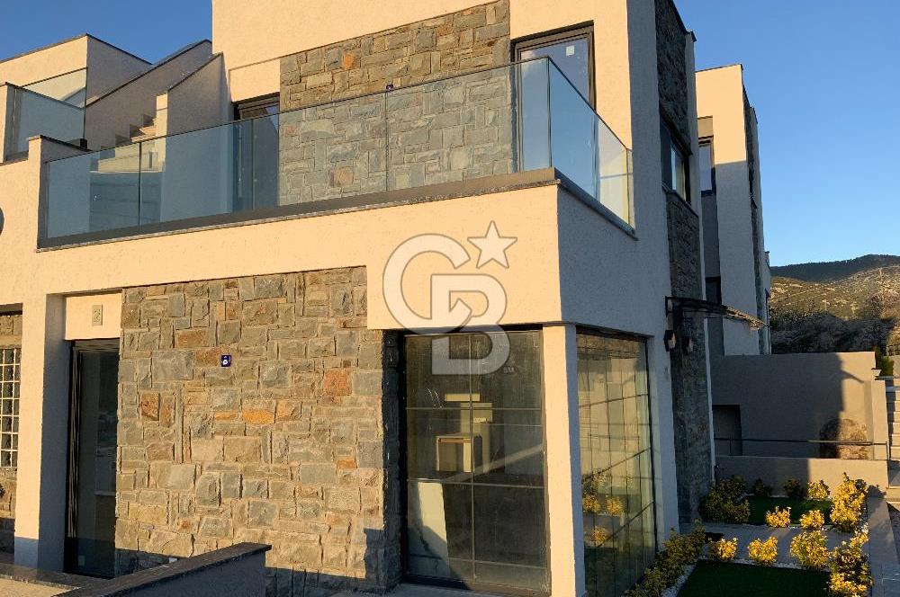 ORTAKENT’TE SATILIK DENİZ VE ŞEHİR MANZARALI TRİPLEKS VİLLA