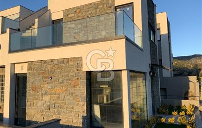 ORTAKENT’TE SATILIK DENİZ VE ŞEHİR MANZARALI TRİPLEKS VİLLA