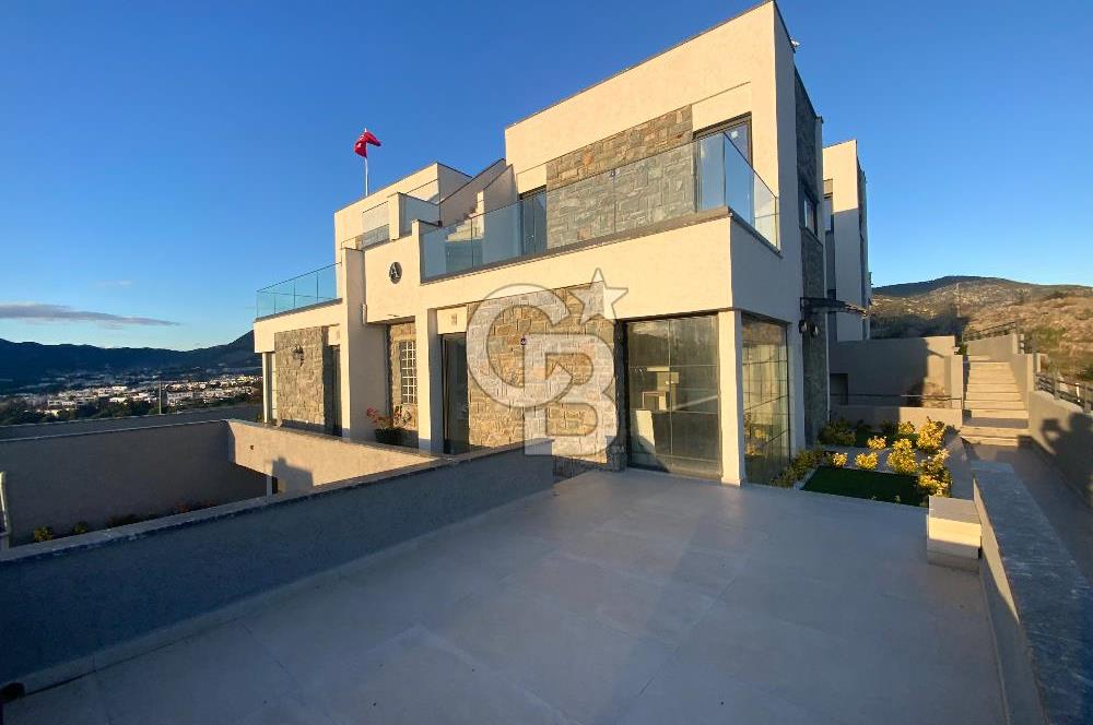 ORTAKENT’TE SATILIK DENİZ VE ŞEHİR MANZARALI TRİPLEKS VİLLA