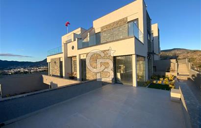 ORTAKENT’TE SATILIK DENİZ VE ŞEHİR MANZARALI TRİPLEKS VİLLA