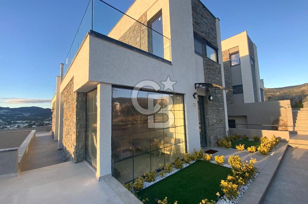 ORTAKENT’TE SATILIK DENİZ VE ŞEHİR MANZARALI TRİPLEKS VİLLA