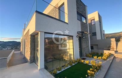 ORTAKENT’TE SATILIK DENİZ VE ŞEHİR MANZARALI TRİPLEKS VİLLA