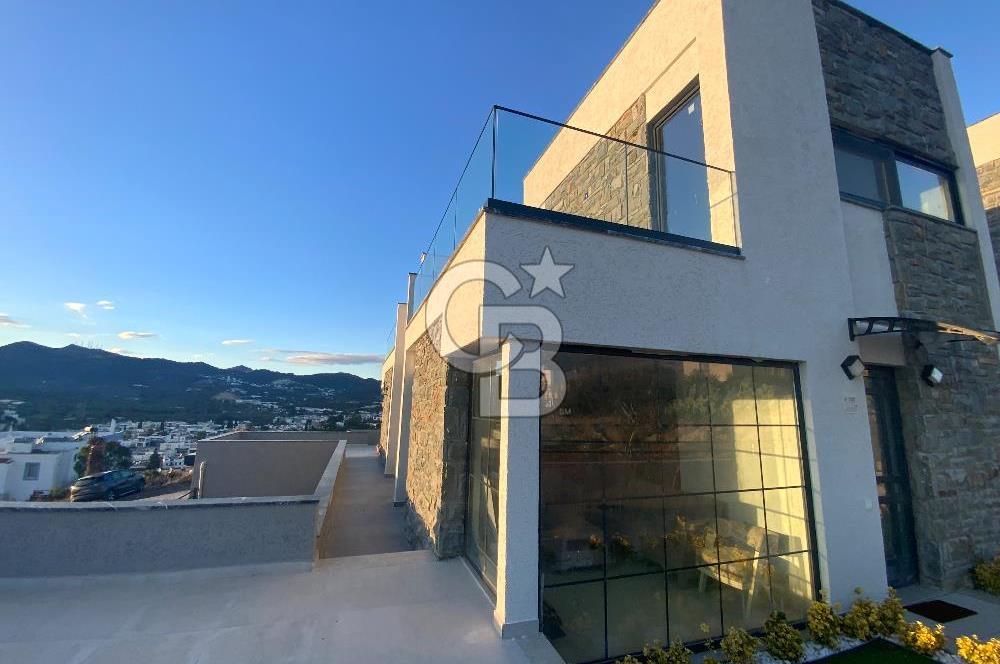 ORTAKENT’TE SATILIK DENİZ VE ŞEHİR MANZARALI TRİPLEKS VİLLA