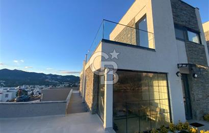 ORTAKENT’TE SATILIK DENİZ VE ŞEHİR MANZARALI TRİPLEKS VİLLA