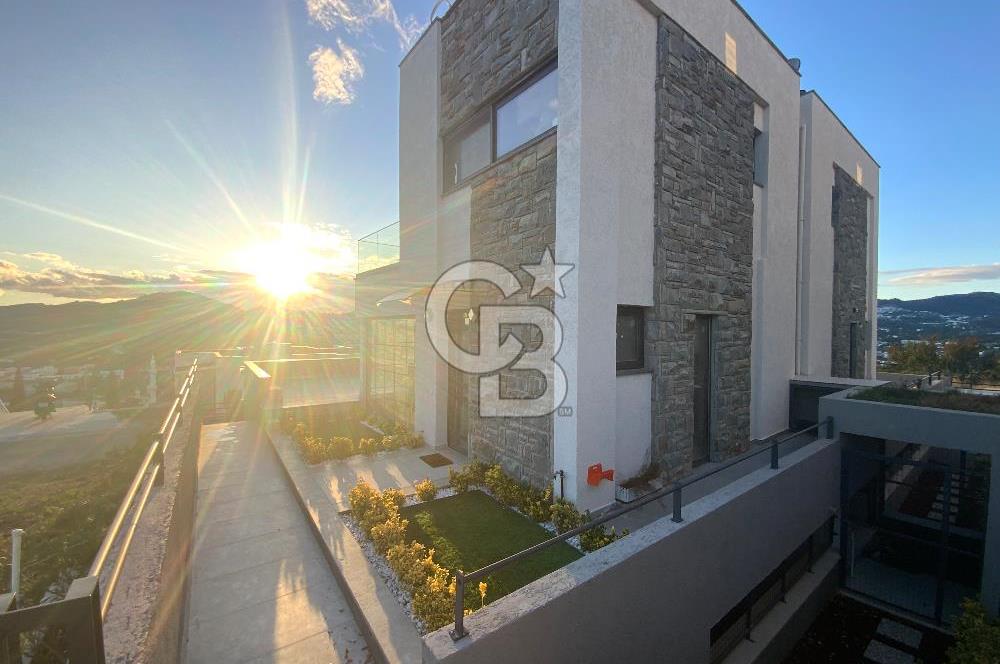 ORTAKENT’TE SATILIK DENİZ VE ŞEHİR MANZARALI TRİPLEKS VİLLA