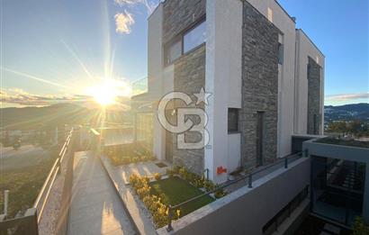 ORTAKENT’TE SATILIK DENİZ VE ŞEHİR MANZARALI TRİPLEKS VİLLA