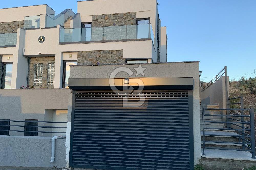 ORTAKENT’TE SATILIK DENİZ VE ŞEHİR MANZARALI TRİPLEKS VİLLA