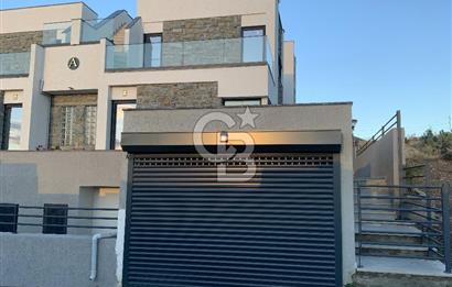 ORTAKENT’TE SATILIK DENİZ VE ŞEHİR MANZARALI TRİPLEKS VİLLA