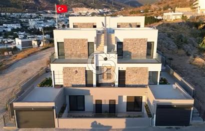 ORTAKENT’TE SATILIK DENİZ VE ŞEHİR MANZARALI TRİPLEKS VİLLA