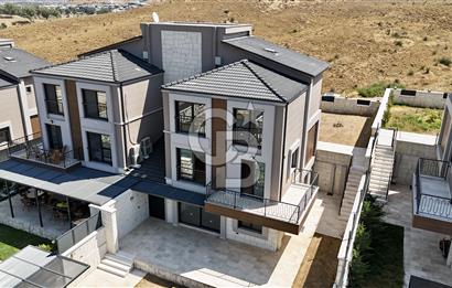 Seferihisar Iyonya Konakları’nda Satılık Lüks 5+2 Villa – Geniş Bahçe & Havuz Keyfi!