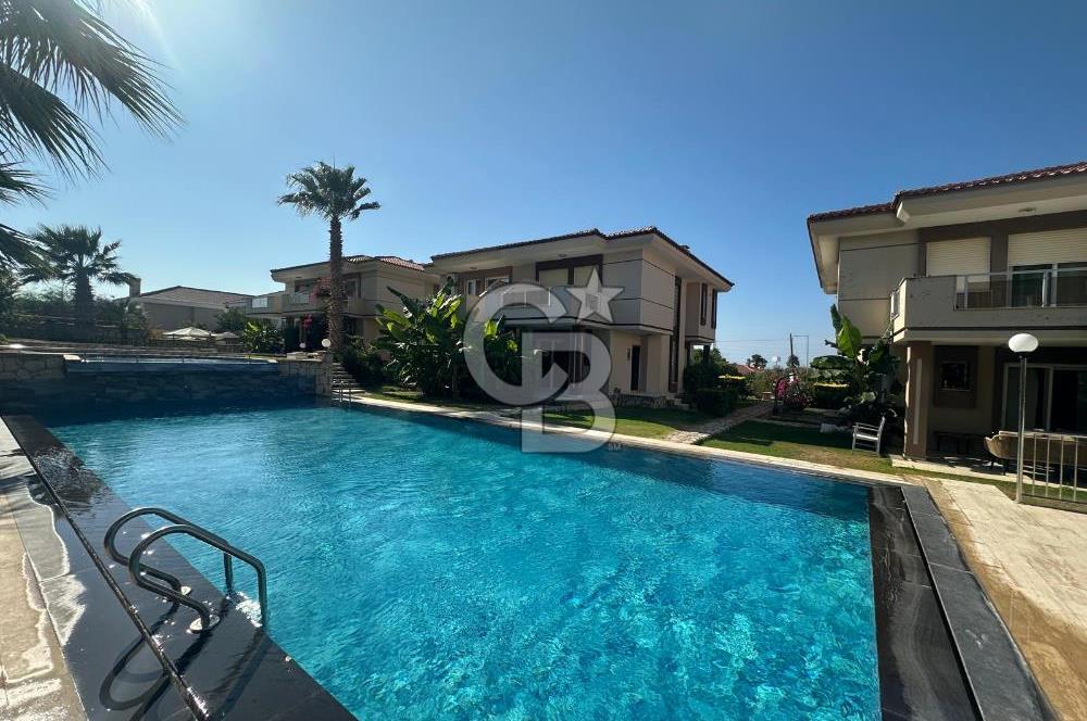 Çeşme Alaçatı`da Havuzlu Site İçerisinde 3+1 Satılık Villa