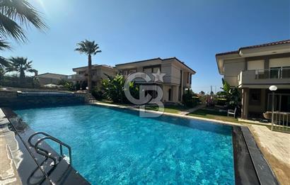Çeşme Alaçatı`da Havuzlu Site İçerisinde 3+1 Satılık Villa