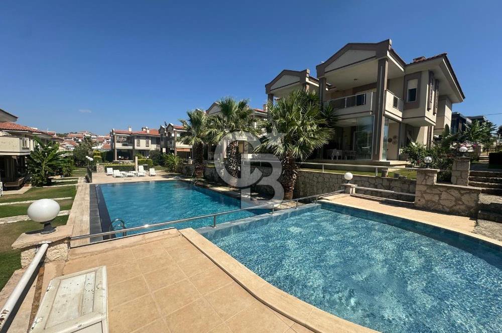 Çeşme Alaçatı`da Havuzlu Site İçerisinde 3+1 Satılık Villa