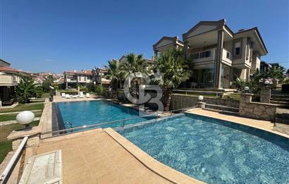 Çeşme Alaçatı`da Havuzlu Site İçerisinde 3+1 Satılık Villa
