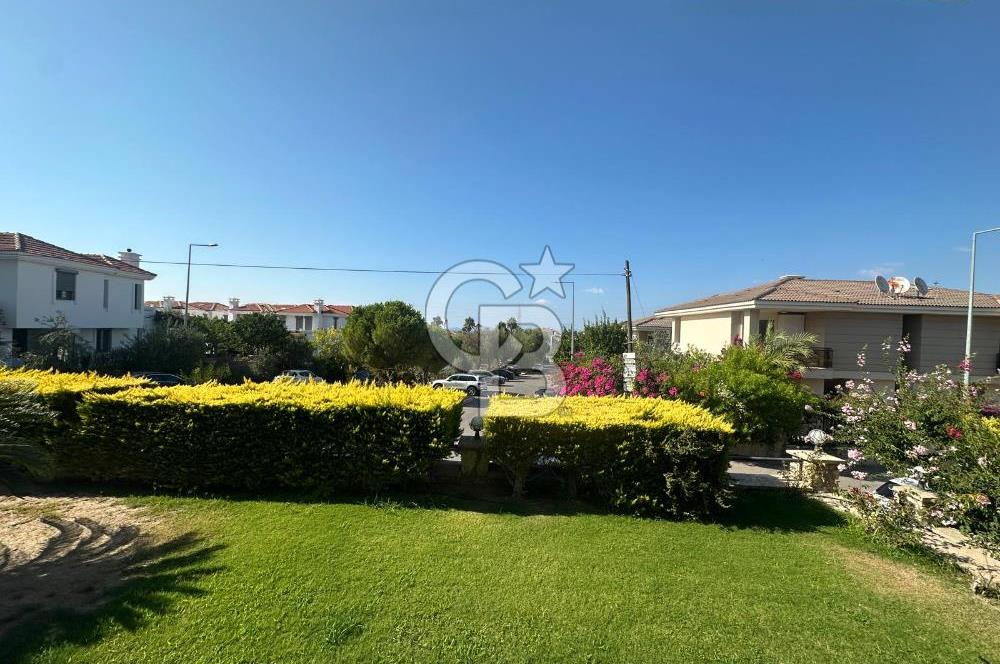 Çeşme Alaçatı`da Havuzlu Site İçerisinde 3+1 Satılık Villa