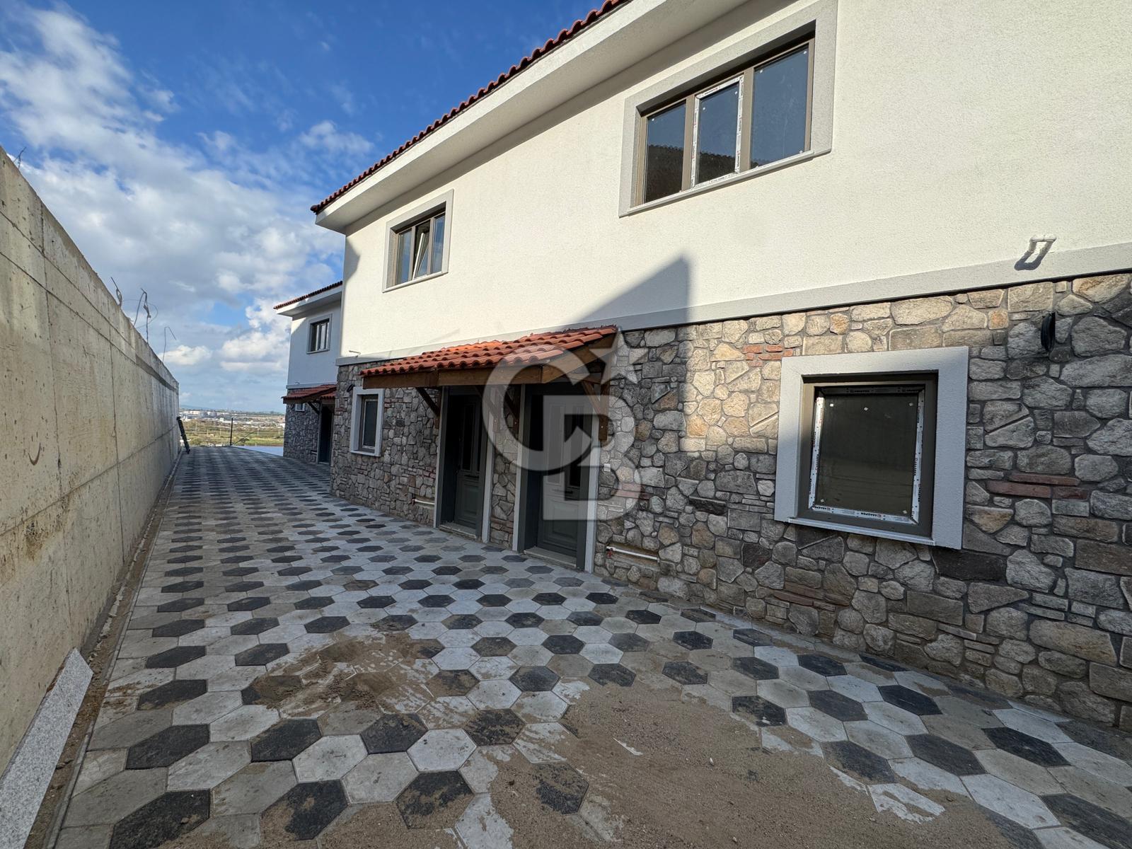 ÇANAKKALE MERKEZ SARAYCIK TRİPLEKS OTURUMA HAZIR 4+1 VİLLA