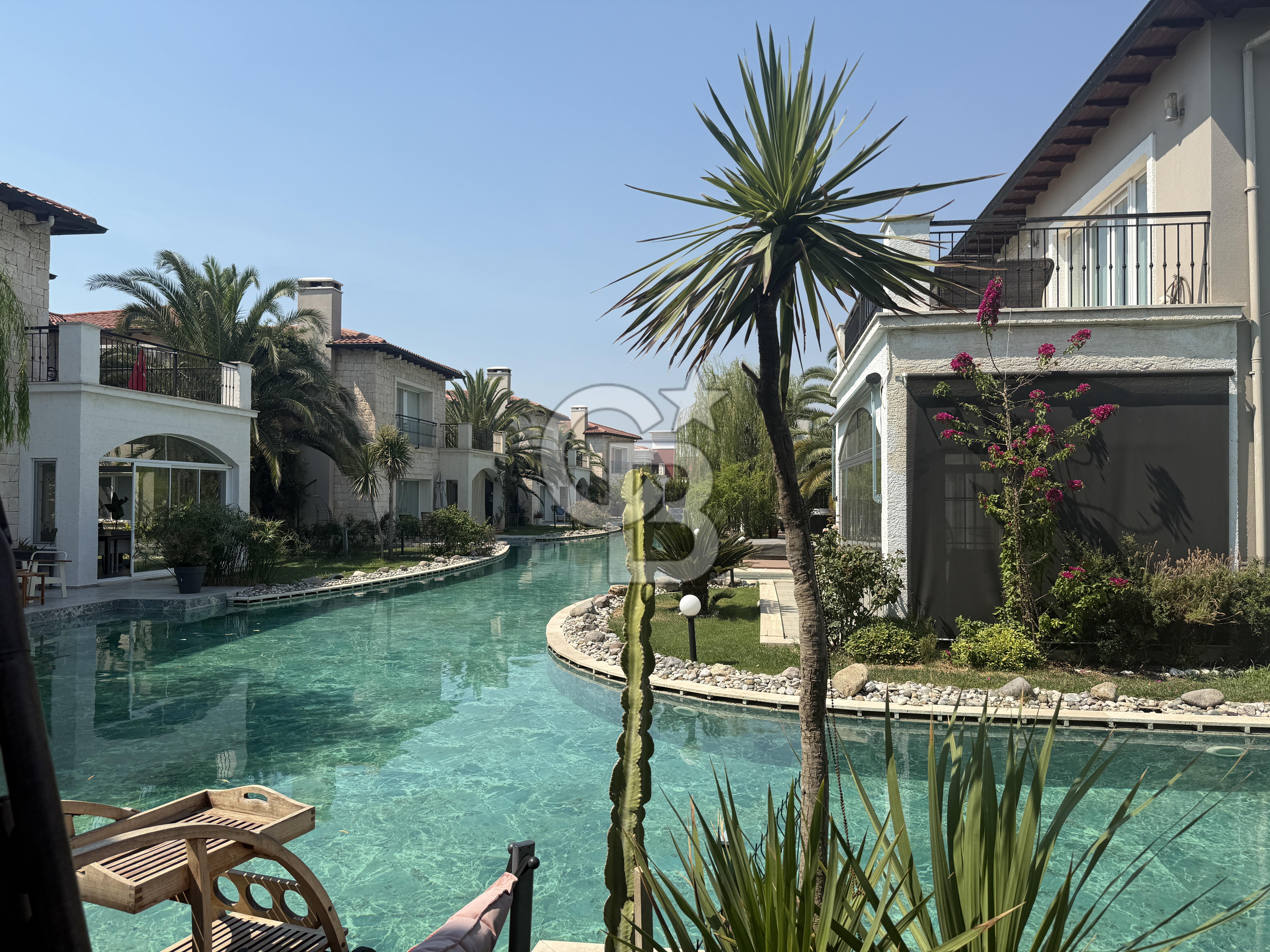 SASALI SU EVLERİ SİTESİNDE BÜYÜK TİP 6+1 EKSTRALI DUBLEKS VİLLA