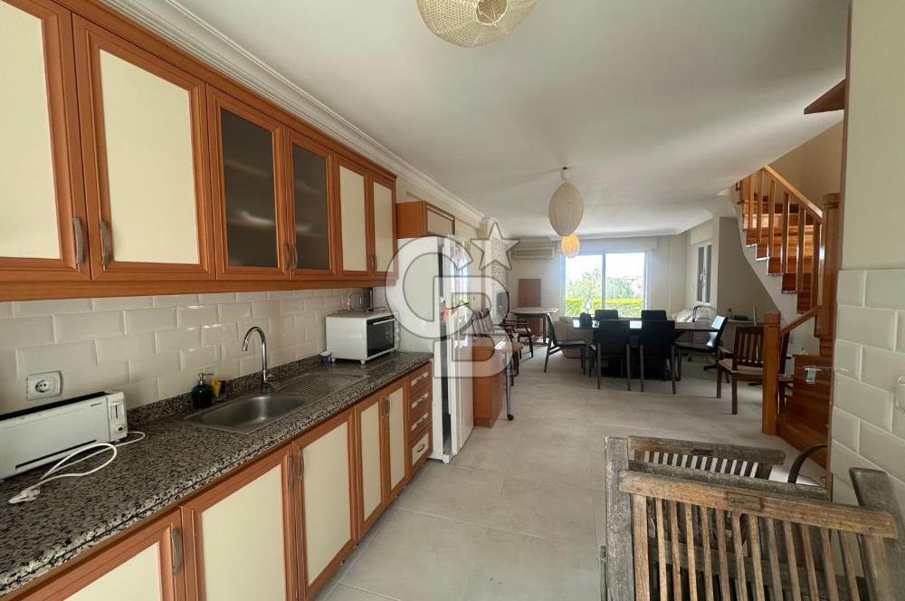 Çeşme Alaçatı`da Havuzlu Site İçerisinde 3+1 Satılık Villa