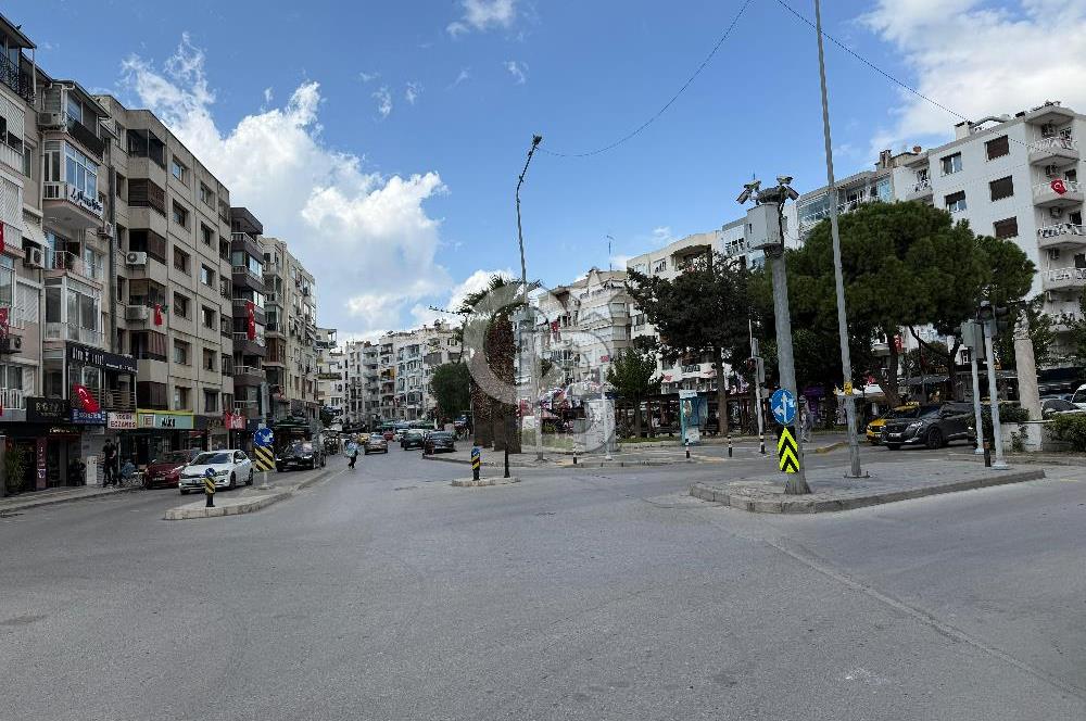 Karşıyaka Bostanlı Muhteşem Lokasyonda Satılık Lux 4+1 Daire