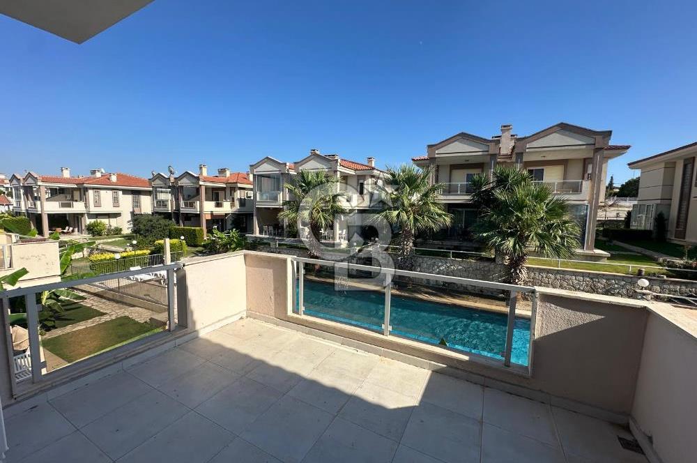 Çeşme Alaçatı`da Havuzlu Site İçerisinde 3+1 Satılık Villa