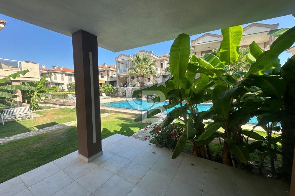 Çeşme Alaçatı`da Havuzlu Site İçerisinde 3+1 Satılık Villa