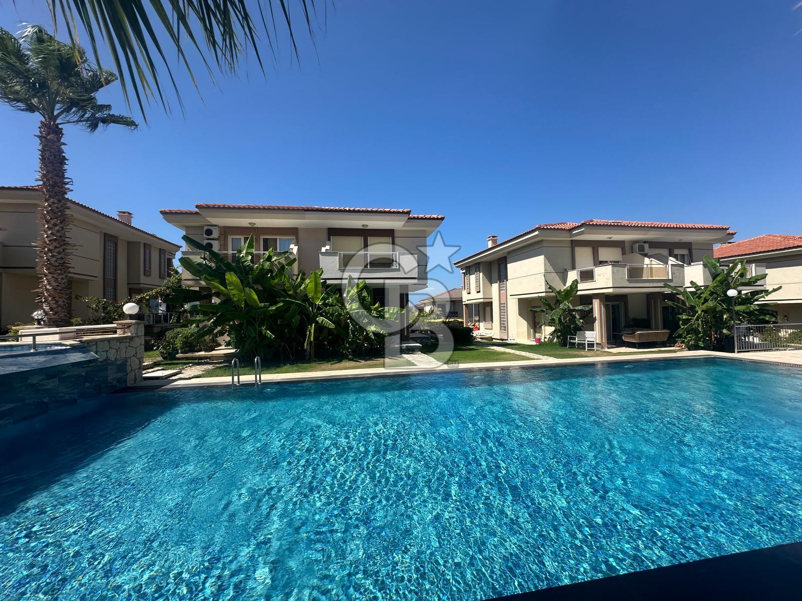 Çeşme Alaçatı`da Havuzlu Site İçerisinde 3+1 Satılık Villa