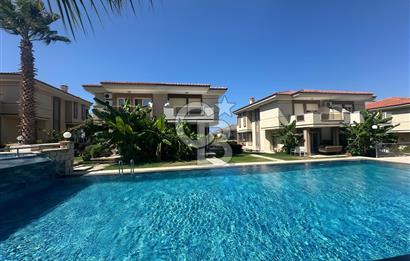 Çeşme Alaçatı`da Havuzlu Site İçerisinde 3+1 Satılık Villa