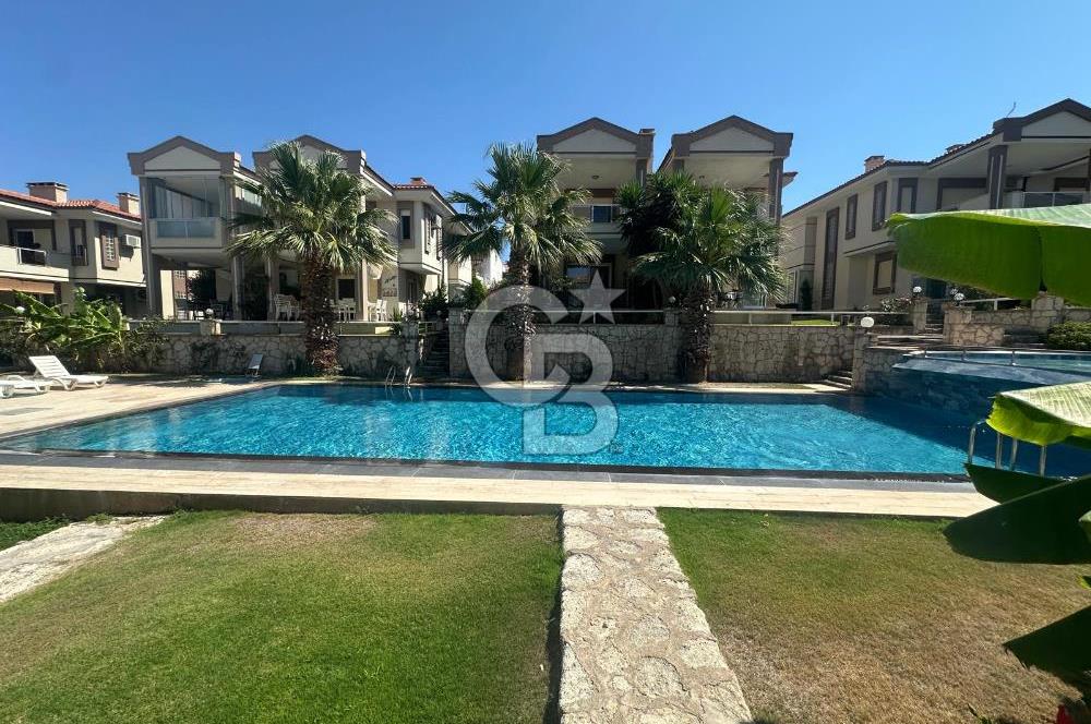 Çeşme Alaçatı`da Havuzlu Site İçerisinde 3+1 Satılık Villa