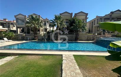 Çeşme Alaçatı`da Havuzlu Site İçerisinde 3+1 Satılık Villa