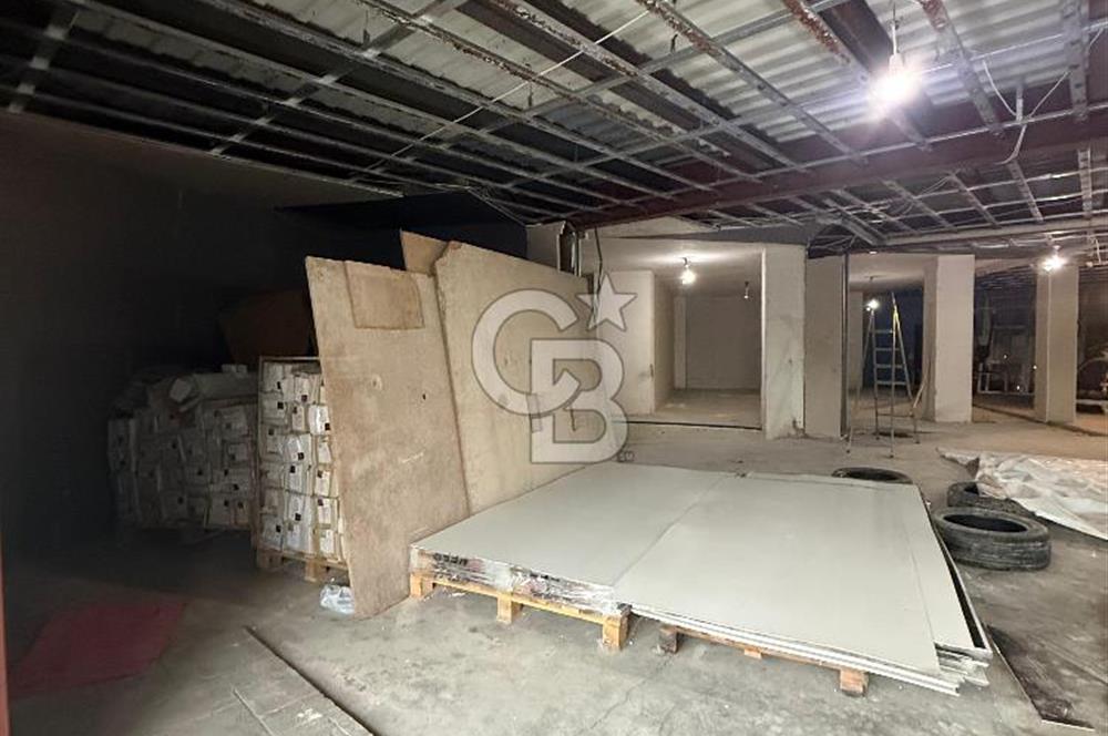 YOMRA MERKEZDE CANLI KONUMDA İŞ MERKEZİ İÇERİSİNDE 200 M² DÜKKAN FIRSATI 