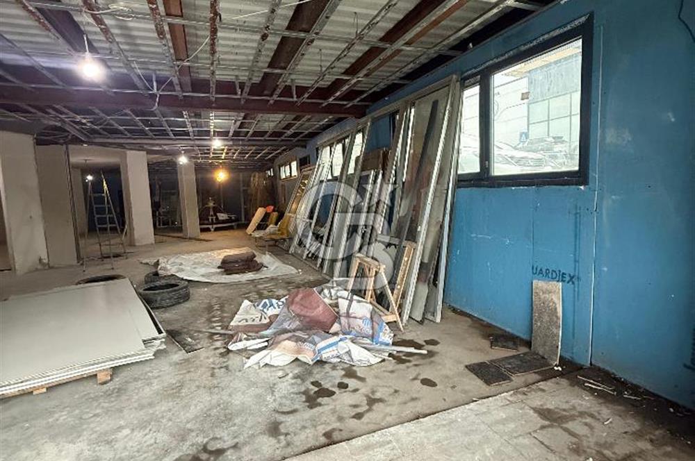 YOMRA MERKEZDE CANLI KONUMDA İŞ MERKEZİ İÇERİSİNDE 200 M² DÜKKAN FIRSATI 