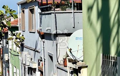 URLA'NIN MERKEZİNDE İKİ KATLI EV