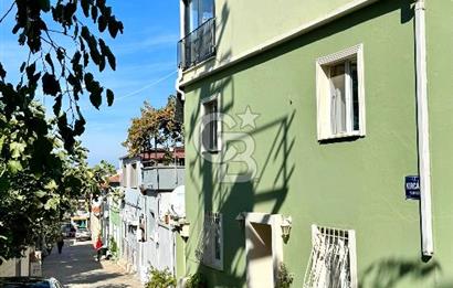 URLA'NIN MERKEZİNDE İKİ KATLI EV
