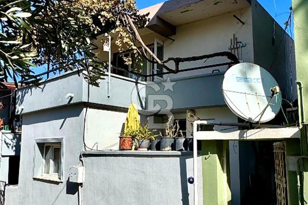 URLA'NIN MERKEZİNDE İKİ KATLI EV
