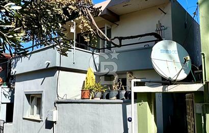 URLA'NIN MERKEZİNDE İKİ KATLI EV