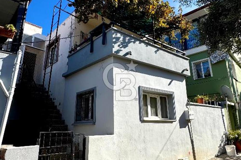 URLA'NIN MERKEZİNDE İKİ KATLI EV