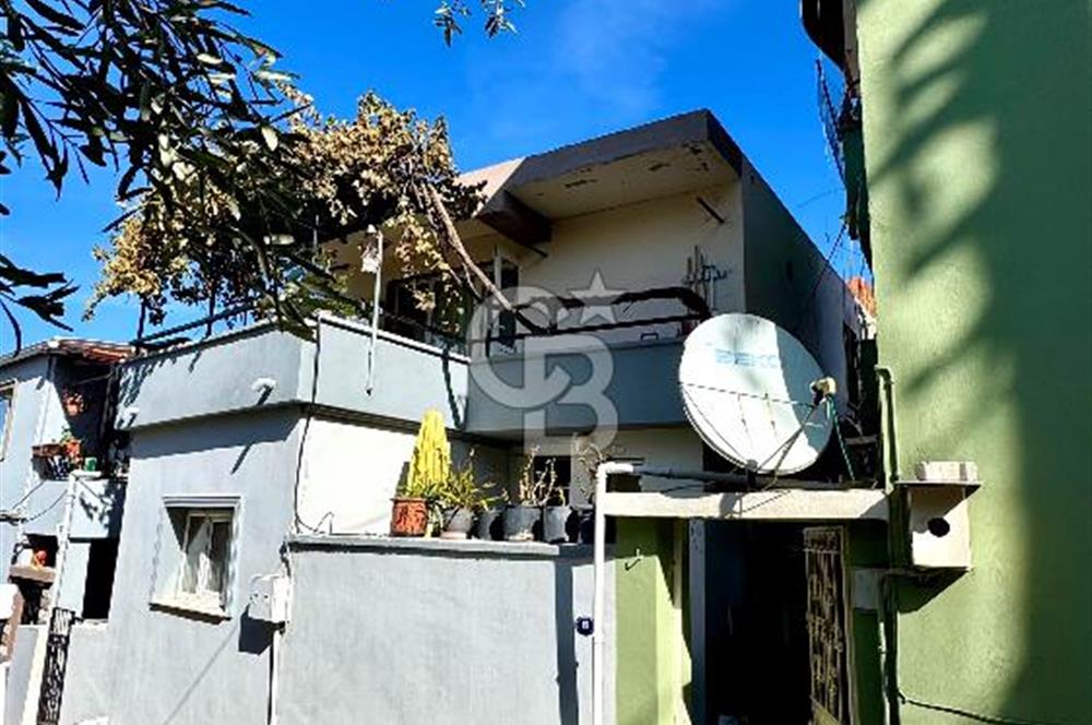 URLA'NIN MERKEZİNDE İKİ KATLI EV