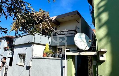 URLA'NIN MERKEZİNDE İKİ KATLI EV