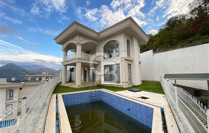 BAŞİSKELE YUVACIK'TA PANOROMİK ŞEHİR MANZARALI 4+1 LÜKS VİLLA