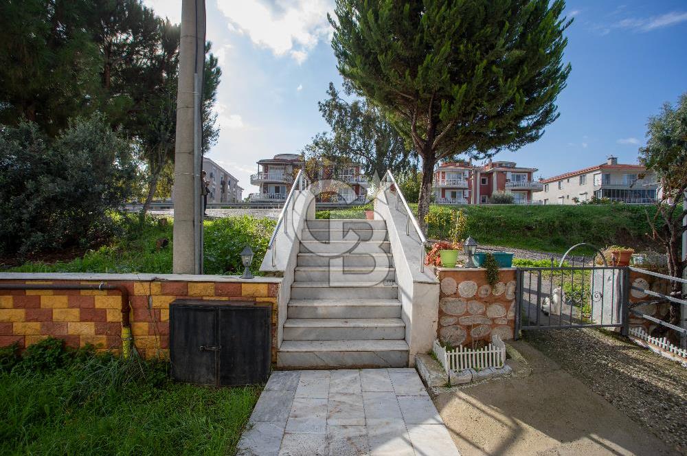 Yenifoça Ana Cadde Üzeri Merkezi Konumda 3+1 Satılık Daire