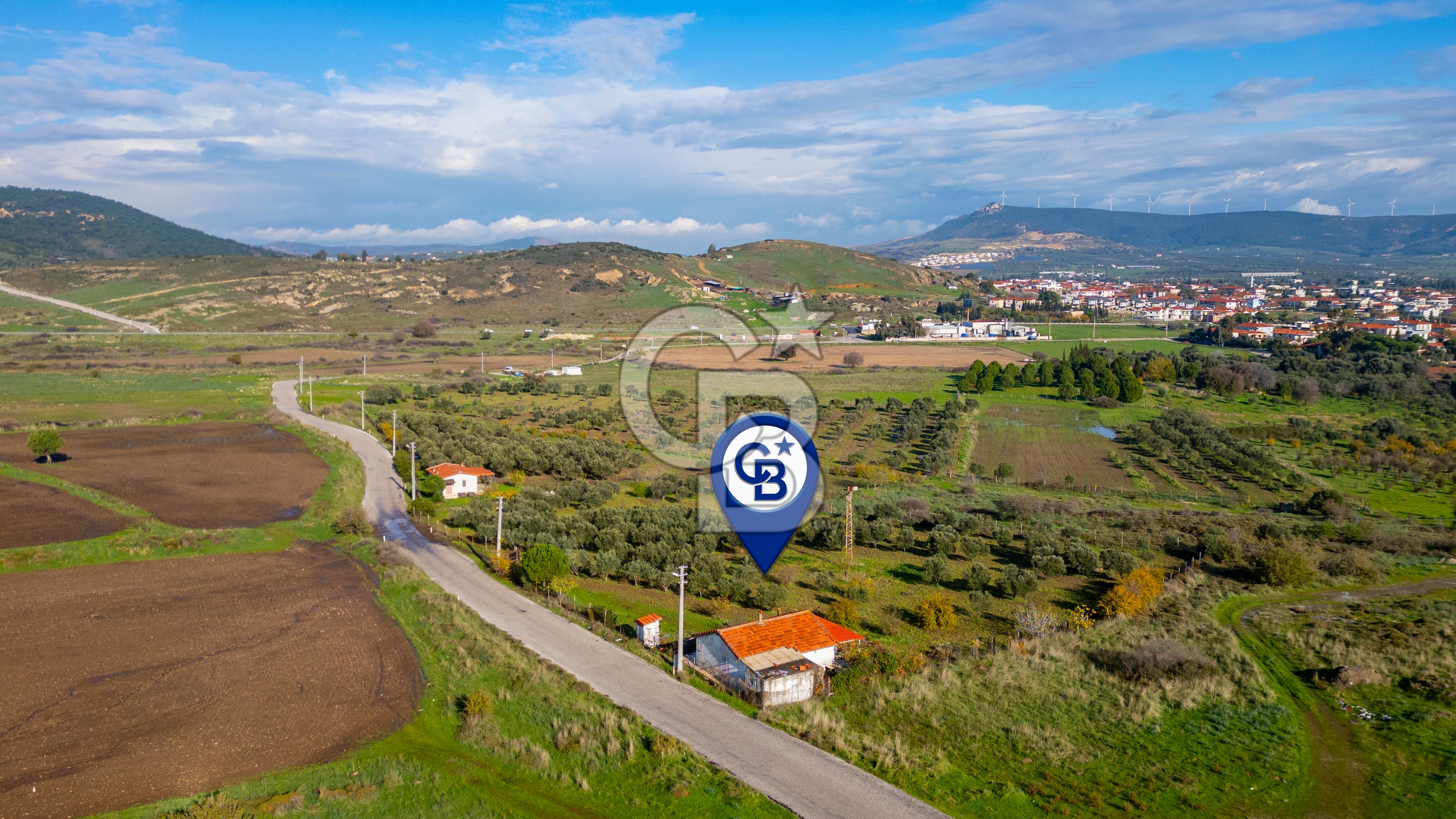 Foça Yenibağarası Mahallesinde Satılık Tarla ve Ev