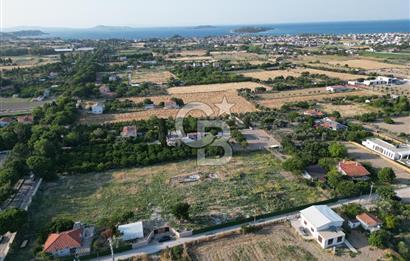 URLA İSKELEDE DENİZE YAKIN, AĞAÇLI YOL ÜZERİNDE 9.048 m² ARSA